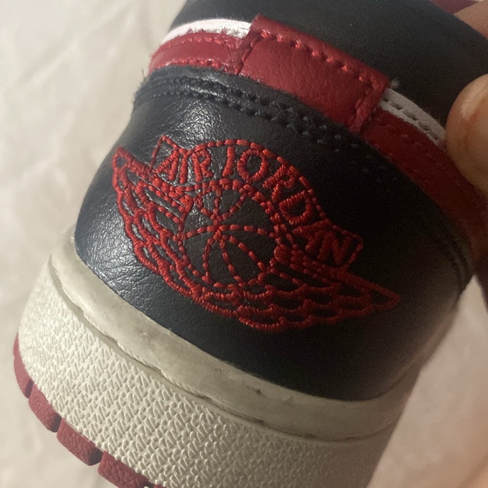 Low top red nike sneakers - Picture 3 of 5